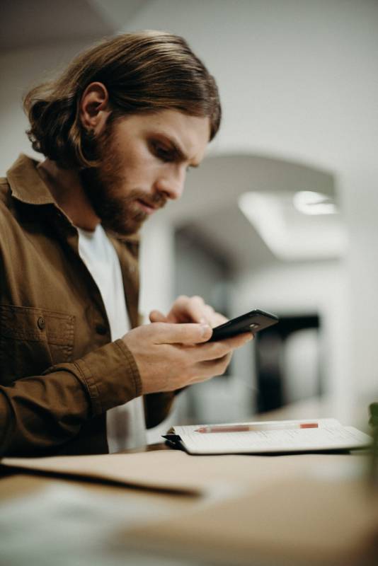 guywithphone